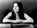 Black & white image of Clélia Iruzun at a piano