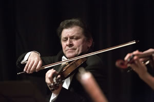 Chamber Philharmonic Europe violinist performing